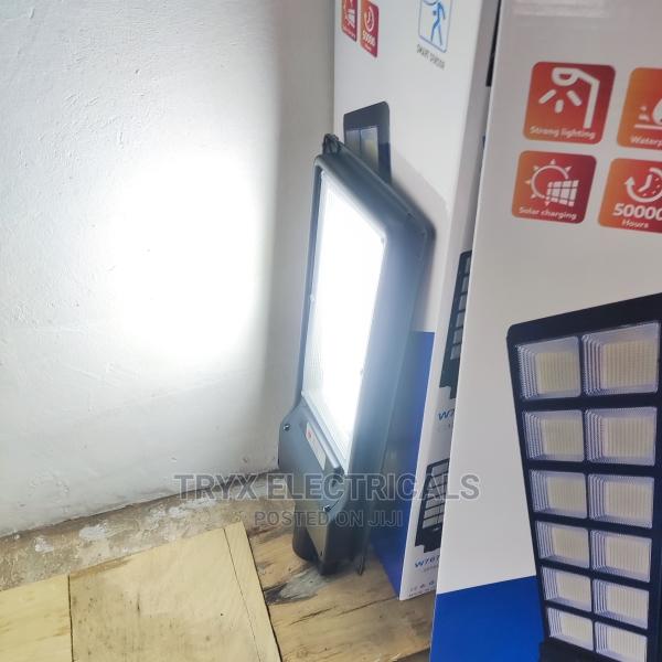 600W LED Solar Street Light With Remote- Black · Photo 4