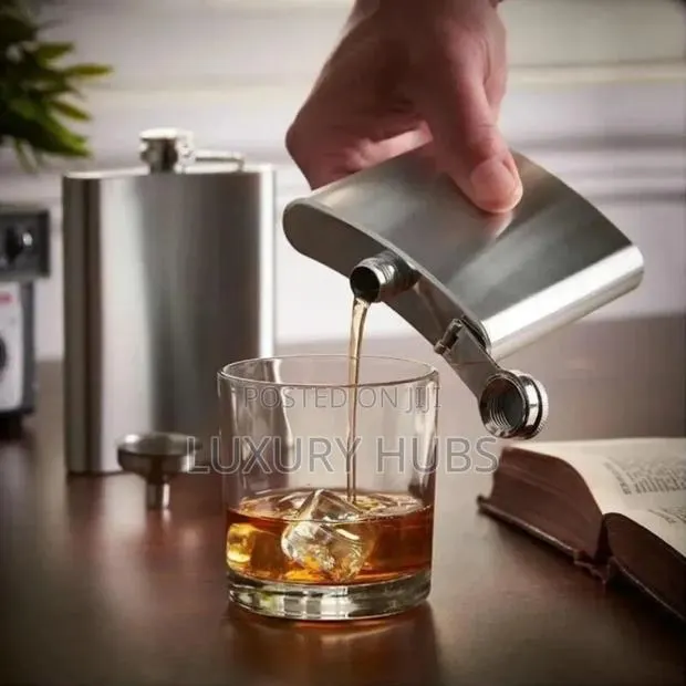 Stainless Steel Pocket Liquor Flask · Photo 1