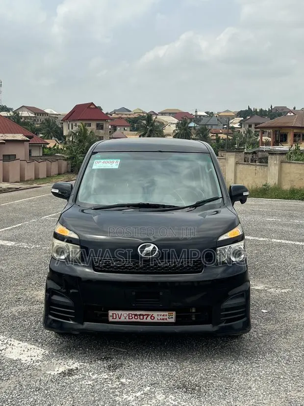 Toyota Voxy V 2WD 7-Seater 2012 Black · Photo 1