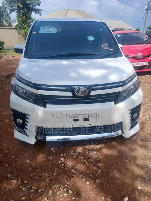 Toyota Voxy 2014 Pearl · Photo 1