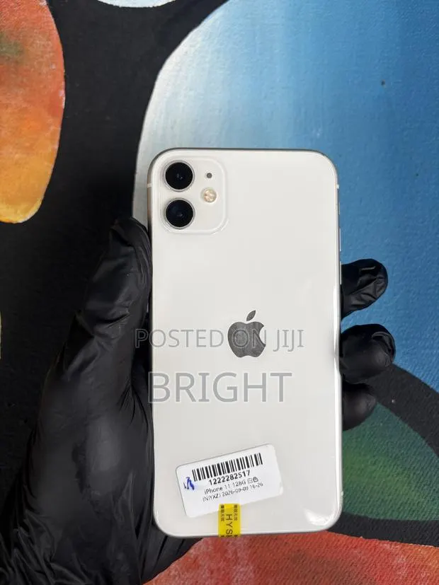Apple iPhone 11 128 GB White · Photo 1