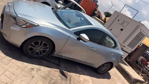 Toyota Yaris 2018 Silver · Photo 1