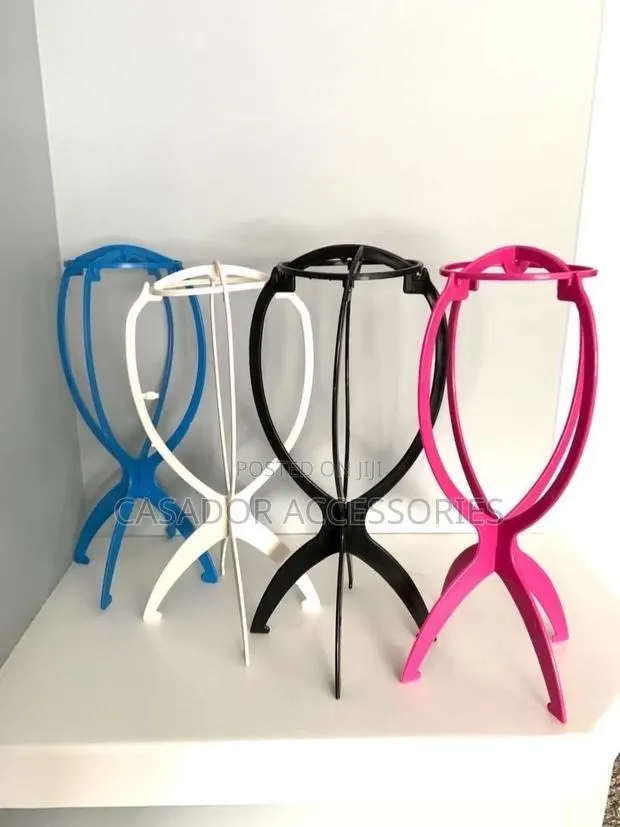 Plastic Wig Stands · Photo 1