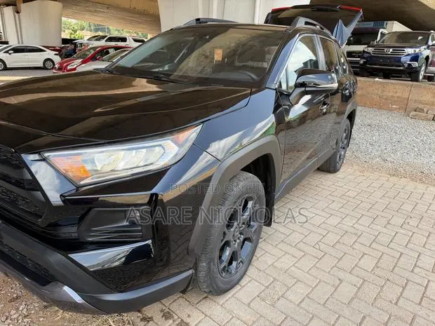 Toyota RAV4 2021 Black · Photo 1