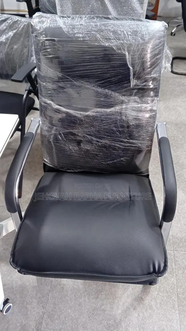 Leather Waiting Chair · Photo 1