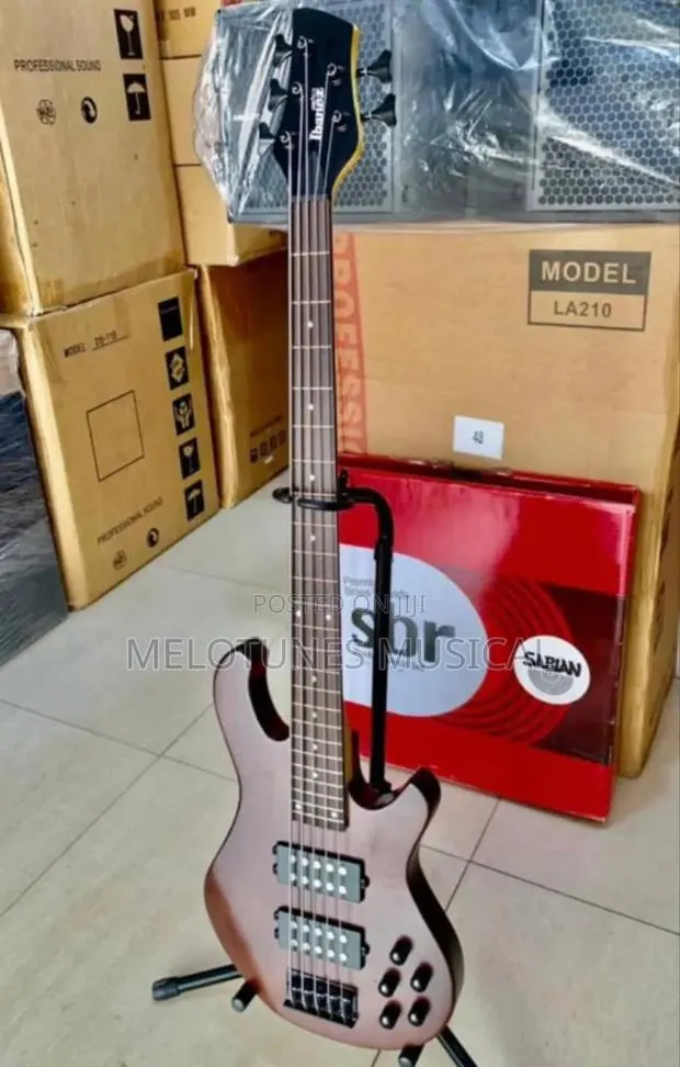 Active Ibanez Bass Guitar · Photo 1