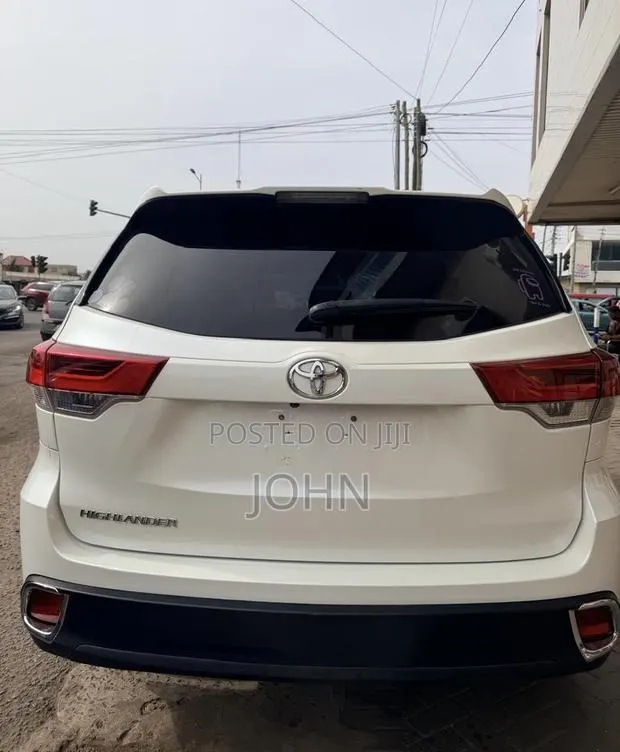 Toyota Highlander LE 2019 White · Photo 1