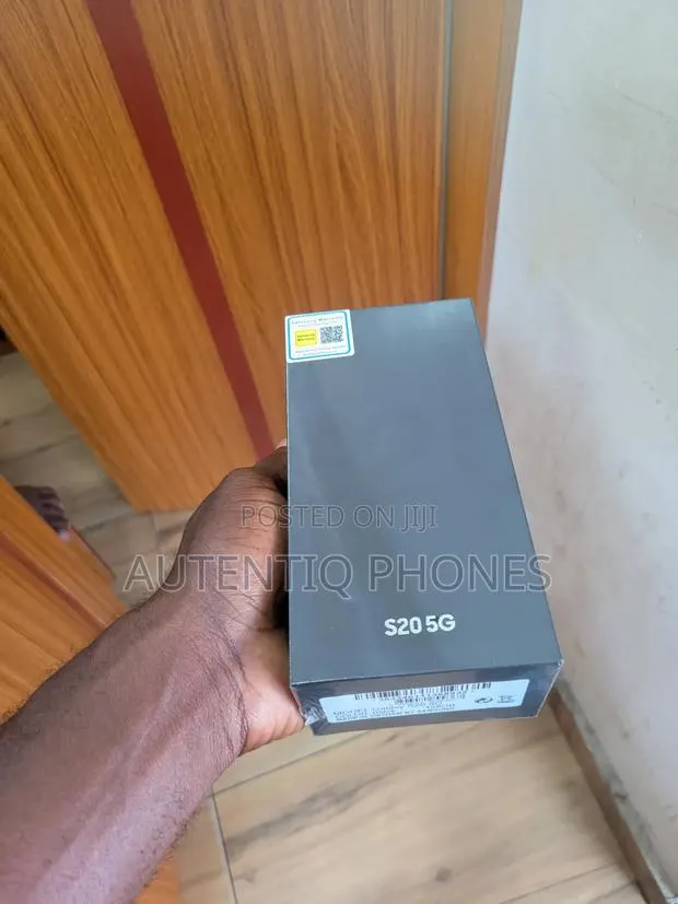 New Samsung Galaxy S20 128 GB Black · Photo 1