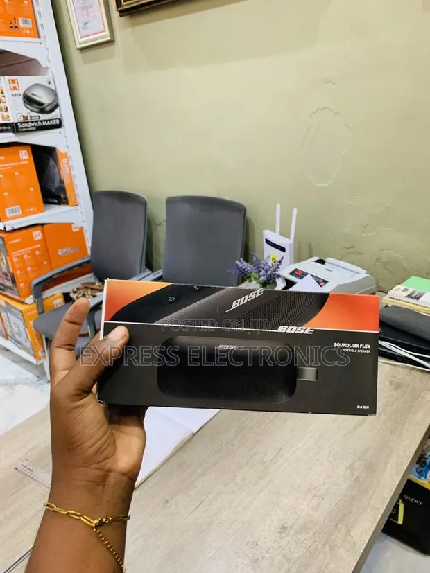 Text Bose SoundLink Flex Bluetooth Speaker, Portable With Microphone · Photo 1