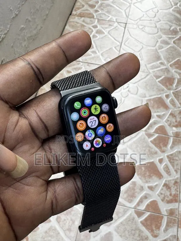 Apple Watch SE 2nd Gen · Photo 1