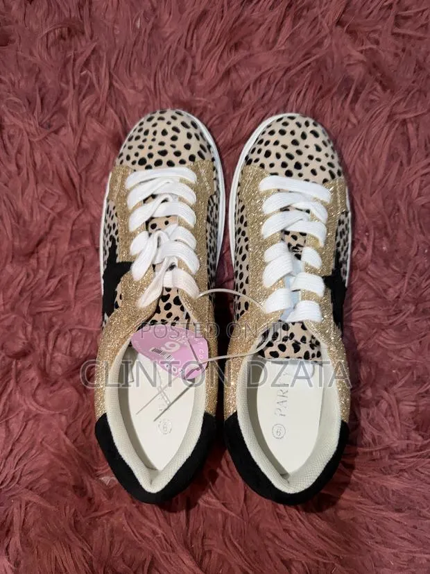 Women Sneakers · Photo 1