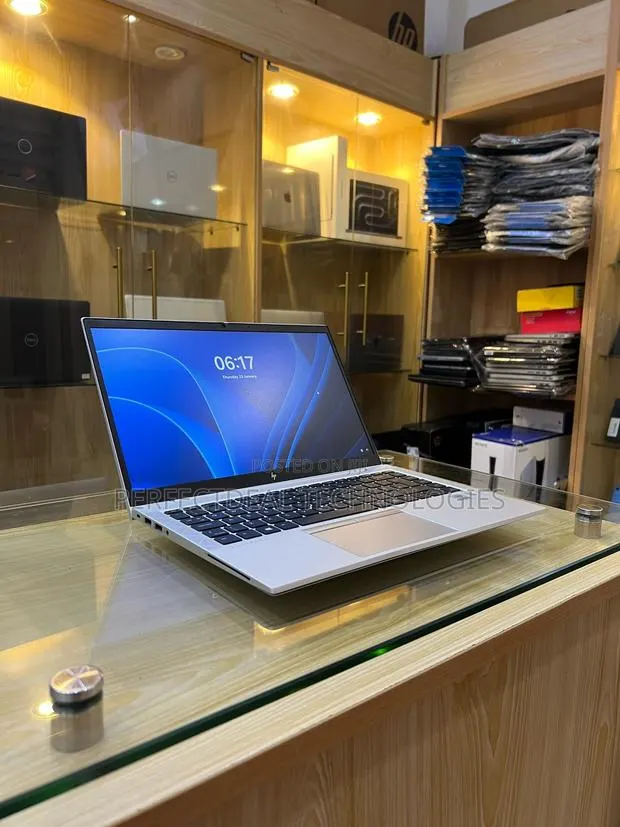 New Laptop HP EliteBook 840 G7 8GB Intel Core i5 SSD 256GB · Photo 1
