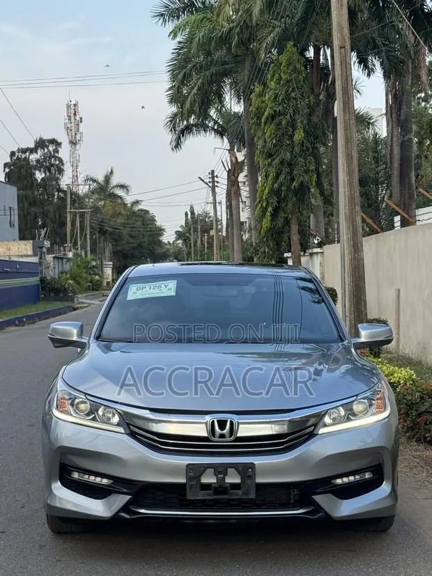 Honda Accord 2017 Silver · Photo 1