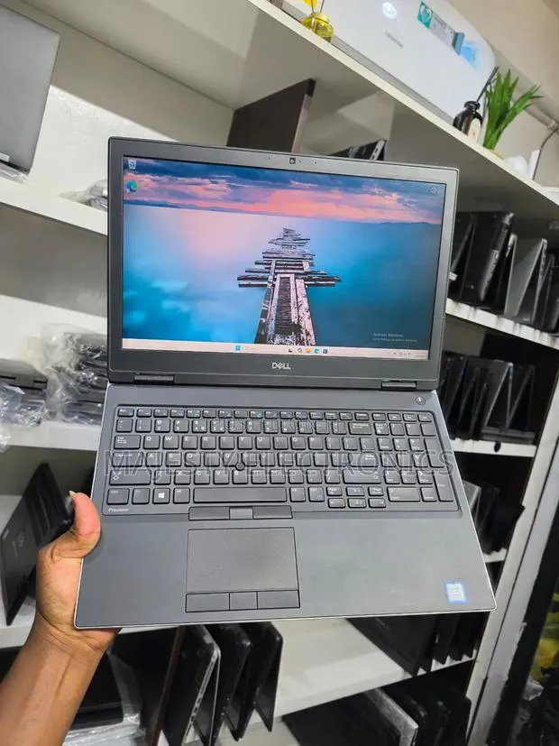 New Laptop Dell Precision 7530 16GB Intel Core i7 SSD 256GB · Photo 1