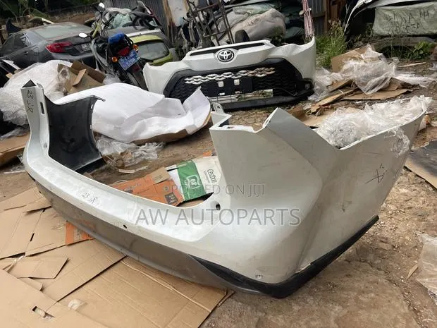 2020 Highlander Rear Bumper Complete With Sensor · Photo 1