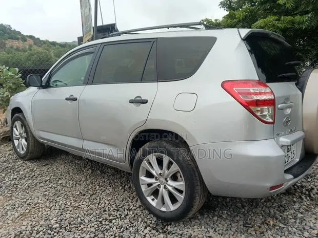 Toyota RAV4 2012 Silver · Photo 1