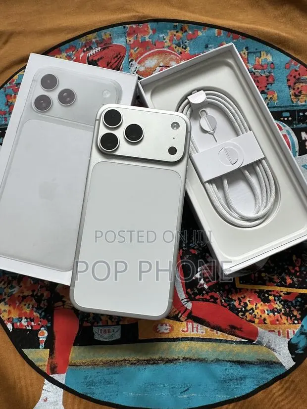 Apple iPhone 17 Pro Max 512 GB Silver · Photo 1