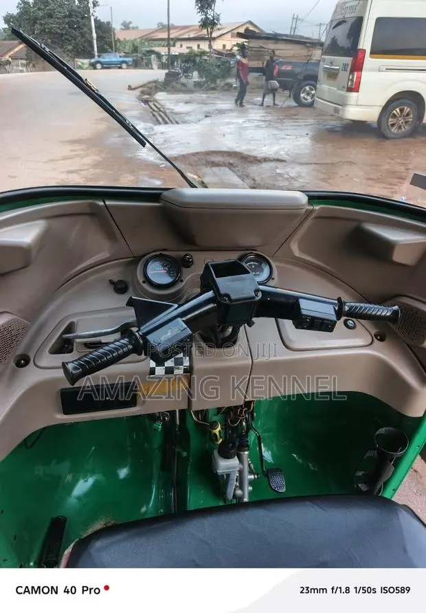 Bajaj RE 2024 Green · Photo 1