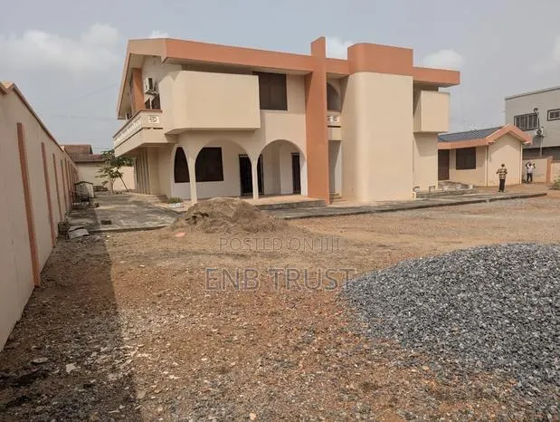 6bdrm Duplex in North Legon for sale · Photo 1