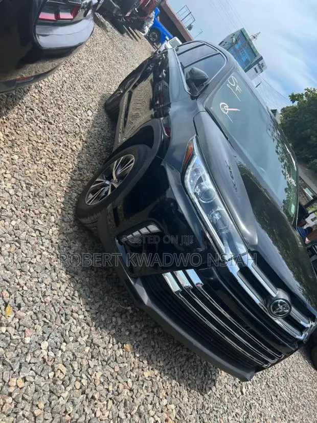 Toyota Highlander LE 2019 Black · Photo 1