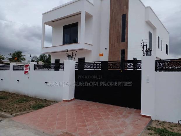 5bdrm Duplex in Suadom Properties, Baatsona Total for sale · Photo 2