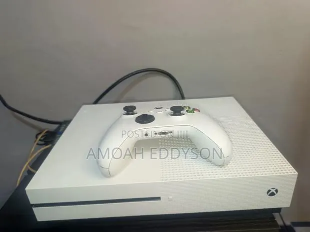 Xbox S One 1TB With No Game and With One Controller · Photo 1