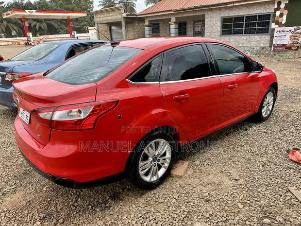 Ford Focus SEL Sedan FWD (2.0L 4cyl 6A) 2012 Red · Photo 1