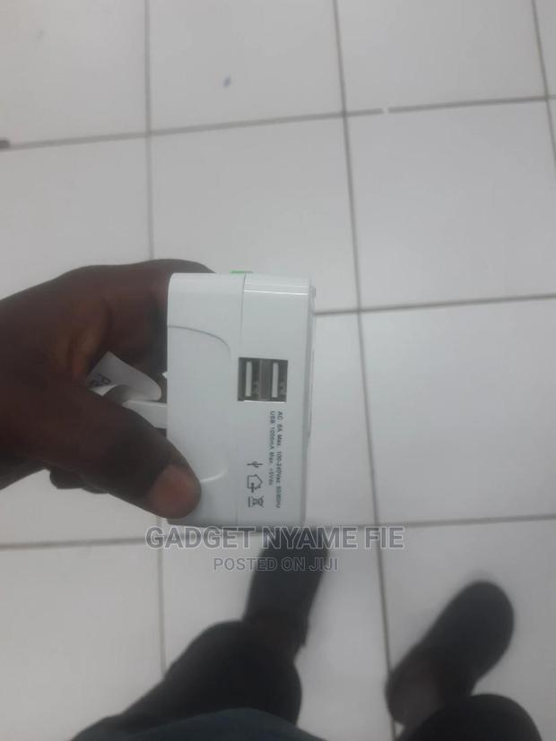 Universal (Eu/ Us/ Uk/ Au )Travel Ac Power Adaptor (100-250 Volts) · Photo 3