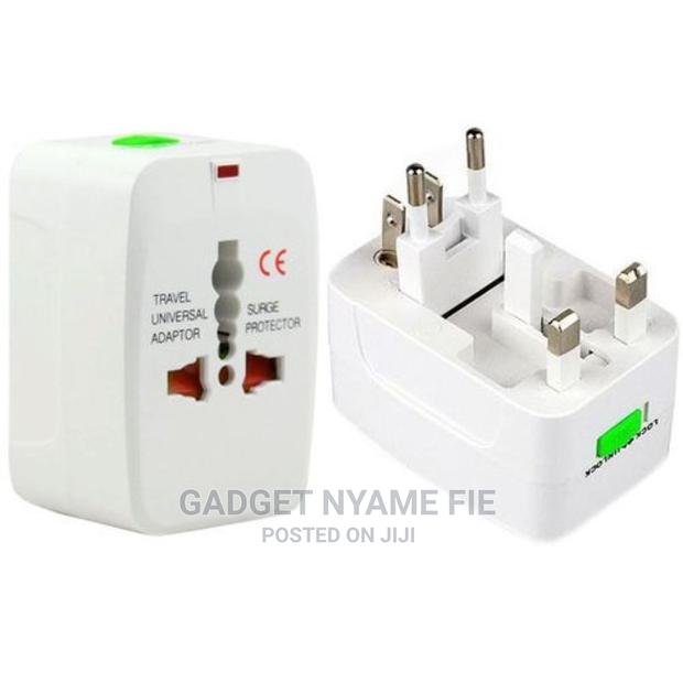 Universal Travel Adapter · Photo 1