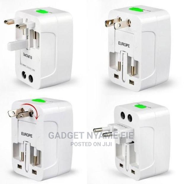 Universal Travel Adapter · Photo 2
