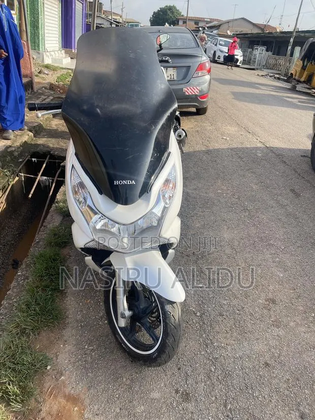 Honda 2022 White · Photo 1
