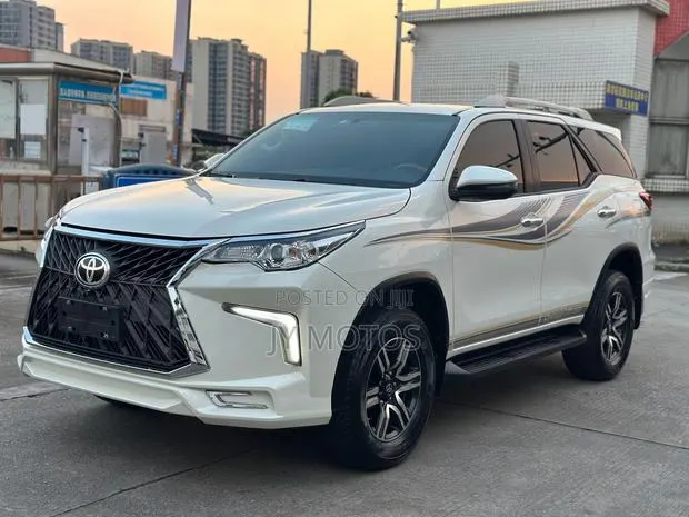 Toyota Fortuner 2.7 AWD 2018 White · Photo 1