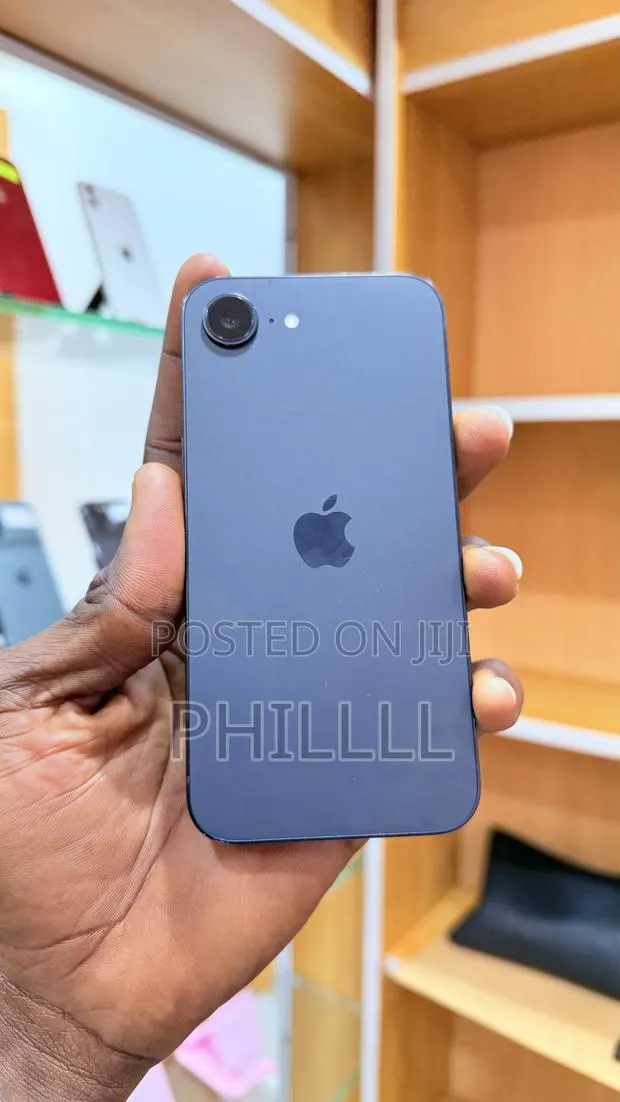 Apple iPhone 17e 256 GB Black · Photo 1