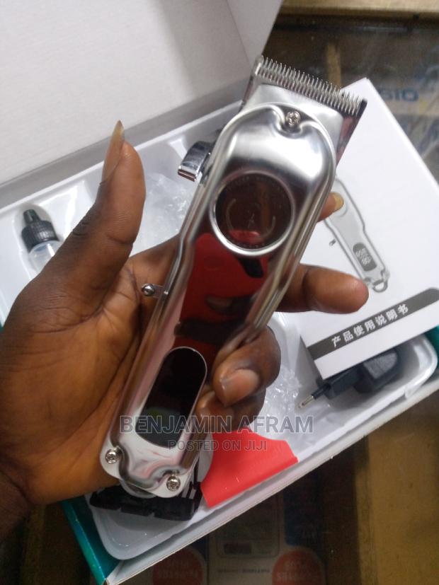 Rechargeable Silver Barbering Machine · Photo 1