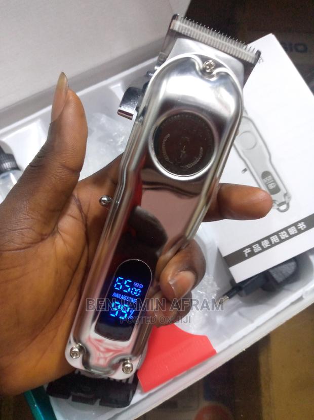 Rechargeable Silver Barbering Machine · Photo 2