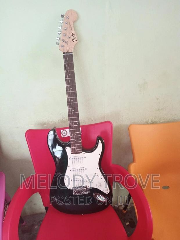 Fender Stratocaster Electric Guitar · Photo 1
