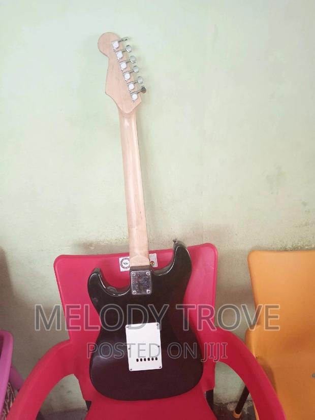 Fender Stratocaster Electric Guitar · Photo 2