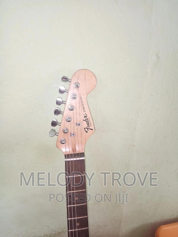 Fender Stratocaster Electric Guitar · Photo 3