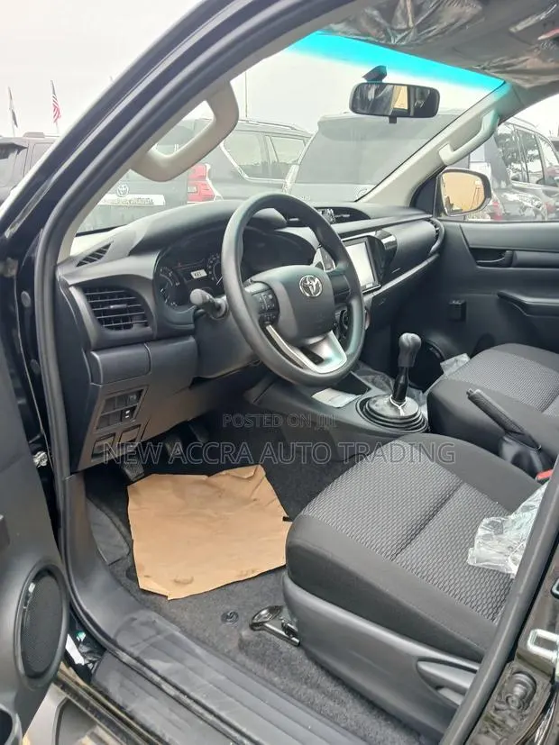 New Toyota Hilux 2023 Gray · Photo 1