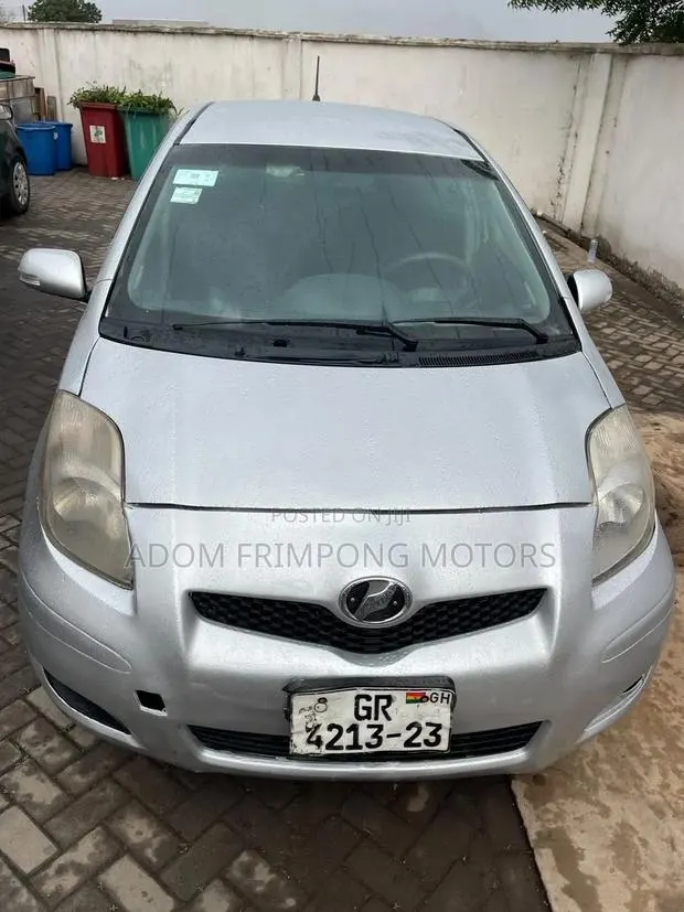 Toyota Vitz 2010 Gray · Photo 1