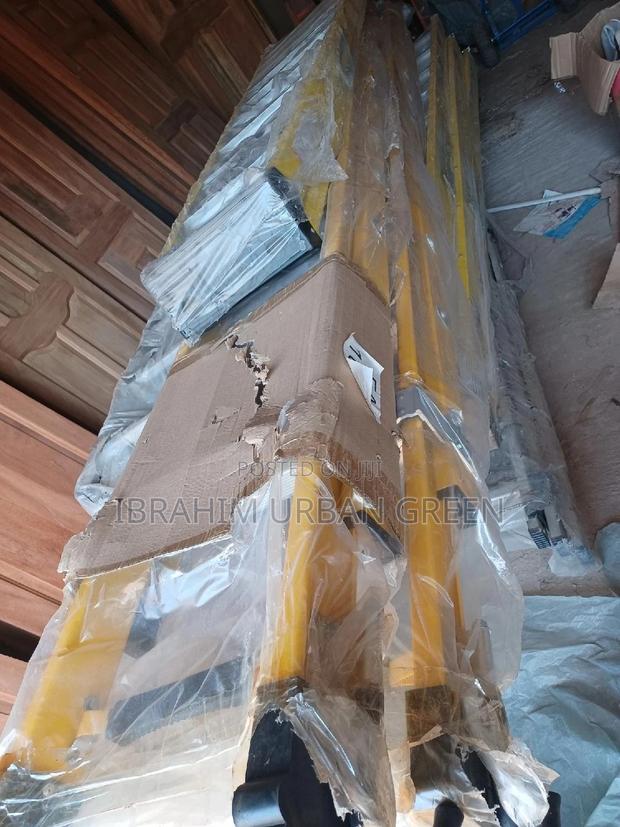 Fiber Glass Double Extension Ladder · Photo 1