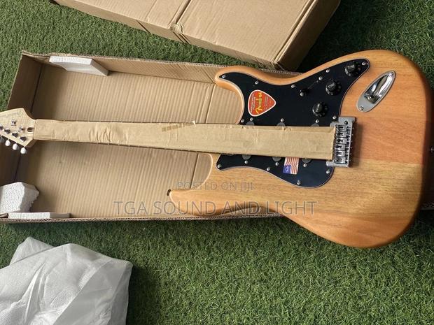 Fender Lead Guitar - Wood Color · Photo 2