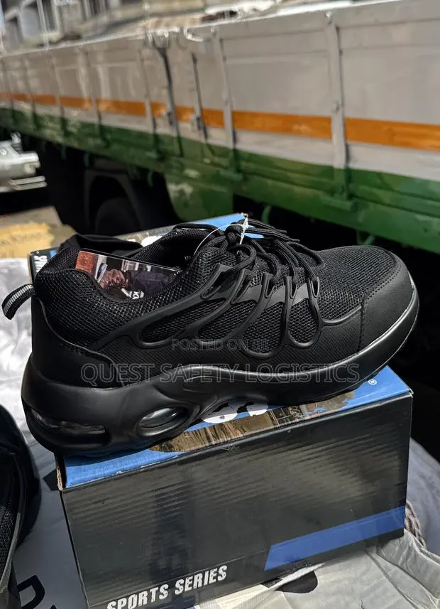 Kinguard Sneaker Safety Boot · Photo 1