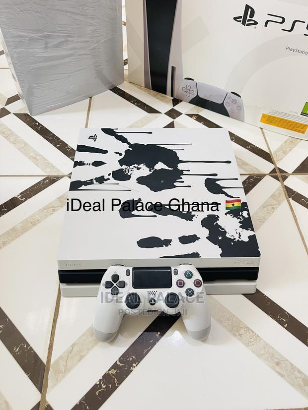 PS4 PRO 1TB Limited White and Black Edition · Photo 1