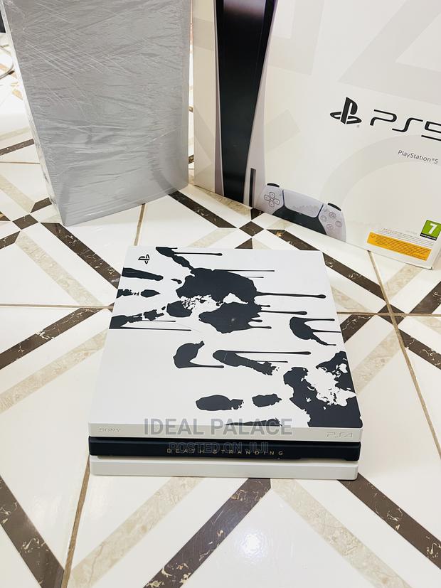 PS4 PRO 1TB Limited White and Black Edition · Photo 5
