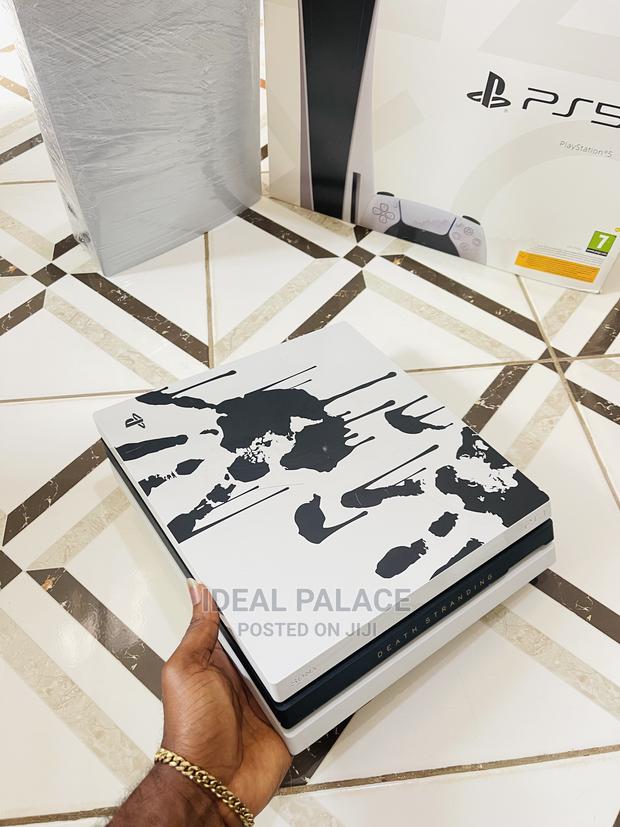 PS4 PRO 1TB Limited White and Black Edition · Photo 2