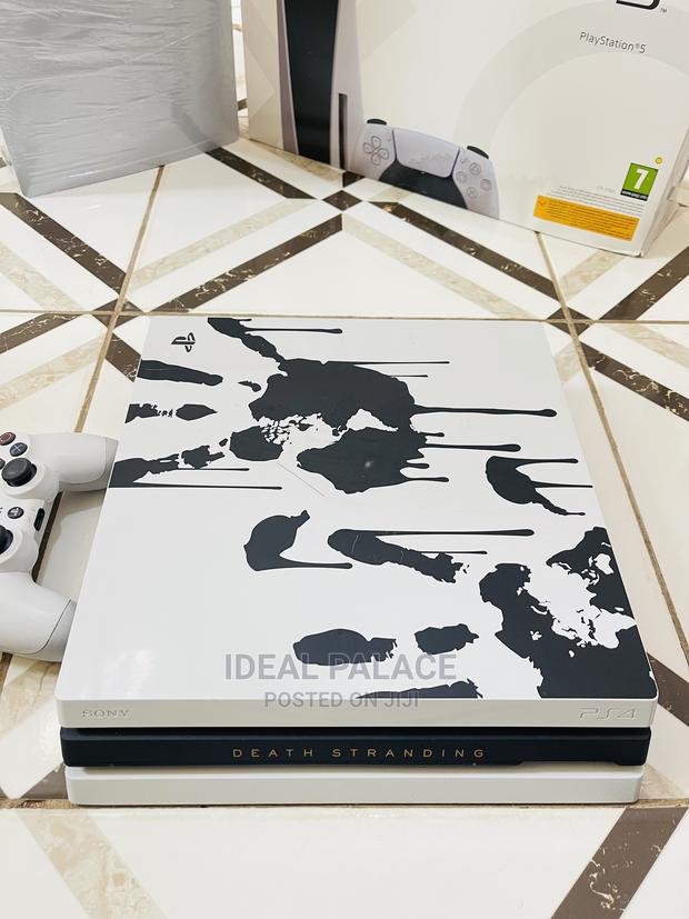 PS4 PRO 1TB Limited White and Black Edition · Photo 3
