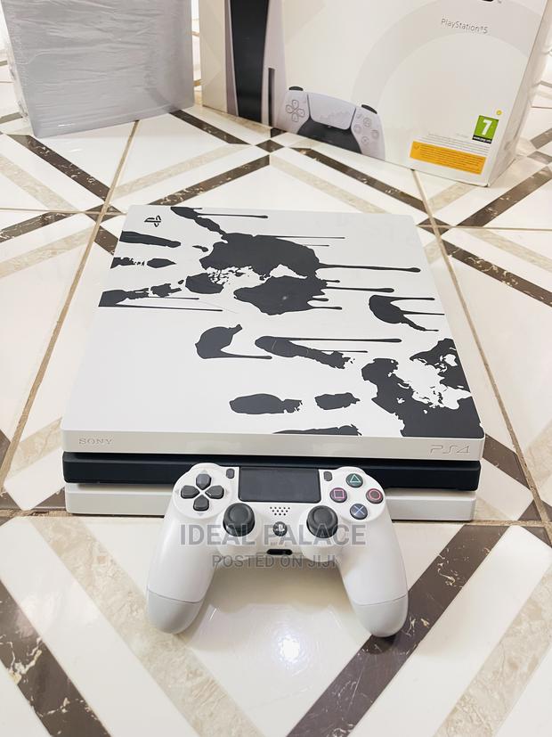 PS4 PRO 1TB Limited White and Black Edition · Photo 4