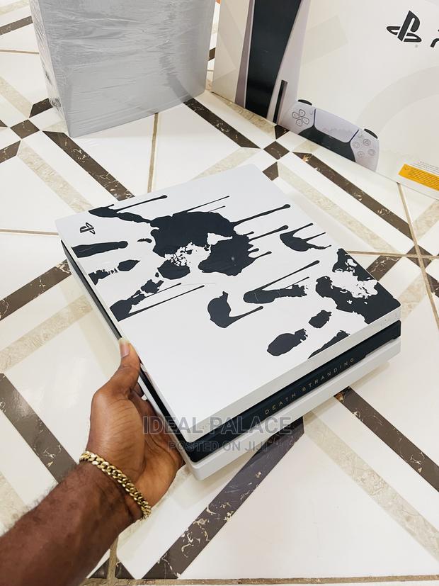 PS4 PRO 1TB Limited White and Black Edition · Photo 6
