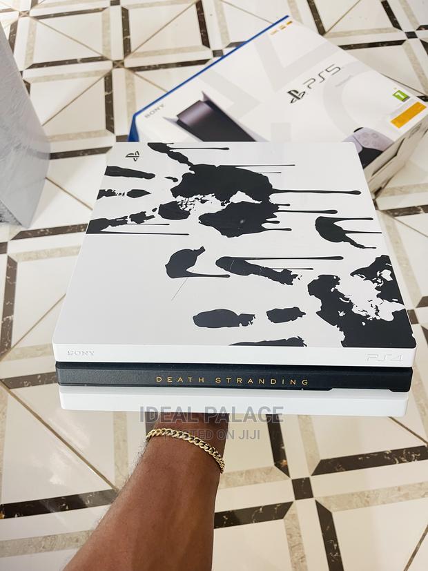 PS4 PRO 1TB Limited White and Black Edition · Photo 7